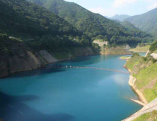 奥四万湖の画像