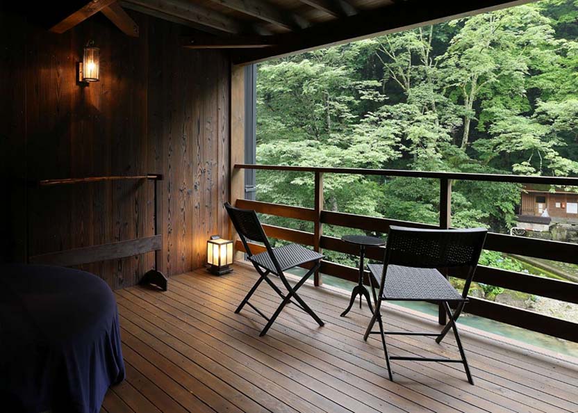 テラスで感じる、四万の大自然